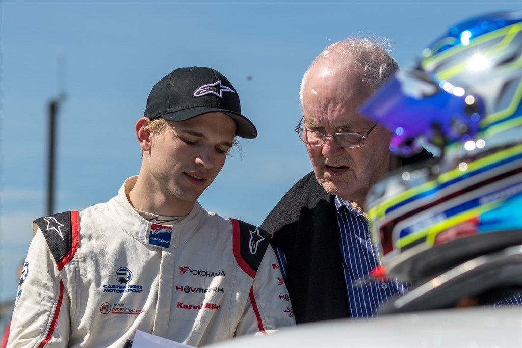 Casper Røes skriver autografer under sidste års gridshow
(Foto: Røes Motorsport)